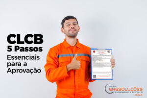 Homem com uniforme laranja segurando certificado de licença do Corpo de Bombeiros.