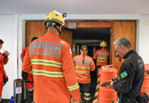 Equipamentos de proteção durante vistoria do bombeiro.