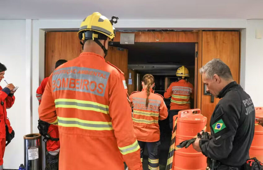 Equipamentos de proteção durante vistoria do bombeiro.