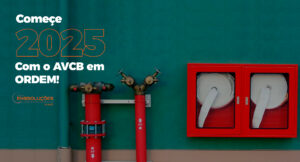 Equipamentos de combate a incêndio com mangueiras e hidrantes em parede verde.