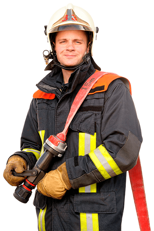 Profissional de combate a incêndio com capacete, roupa de proteção e mangueira.