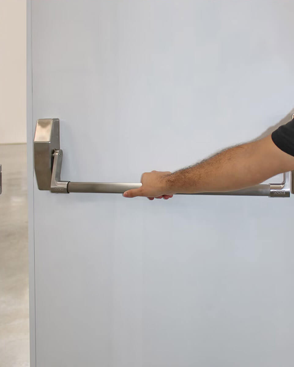 Porta de emergência instalada com barra antipânico para evacuação rápida.