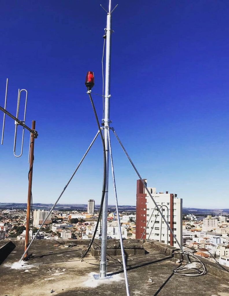 Sistema de SPDA instalado no topo de edifício para proteção contra raios.